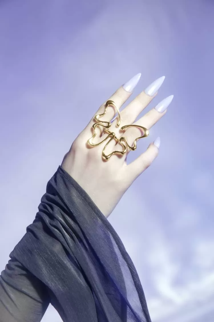 Large butterfly ring in gold