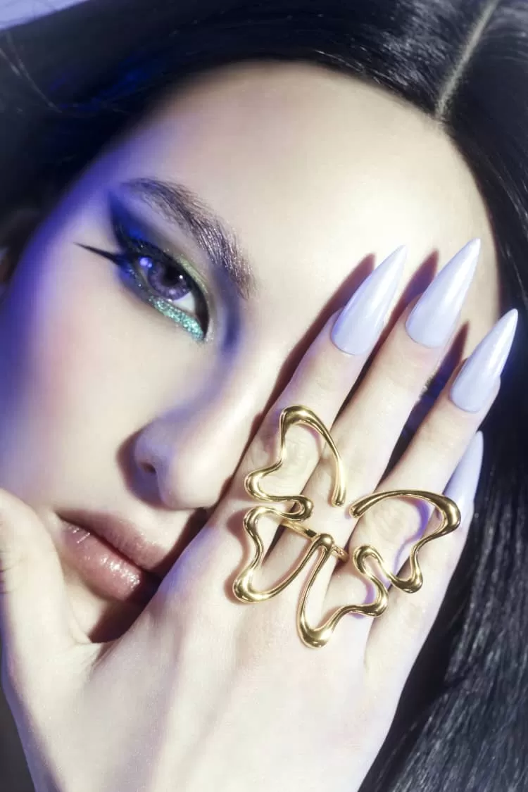 Large butterfly ring in gold