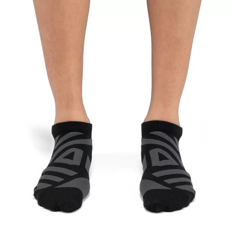 On Women's Performance Low Sock - Black/Shadow